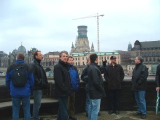 Auf einer Elbbr&uuml;cke wird uns vom "F&uuml;hrer" der Blick auf die Altstadt von Dresden nahe gebracht! Alle h&ouml;ren aufmerksam zu!