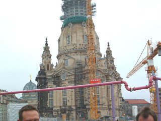 Die Frauenkirche wird bestaunt, denn sie ist fast ausschlie&szlig;lich aus Spendengeldern restauriert und wird 2005 fertiggestellt.