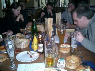 Die IG-Mallorca-Sitzung hatte doch etwas von "Gelage" und "Das gro&szlig;e Fressen" mit dabei. Sogar Frauen verirrten sich an unseren Tisch!