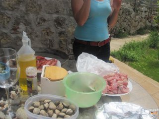 Vorbereitungen zum Paella-Kochen