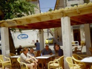 Wie oft waren wir schon hier - bestimmt 10 mal: Bar am Hafen von Soller und wir warten wieder auf den Carachio.